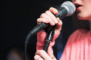 Can singing lessons help me expand my vocal range?