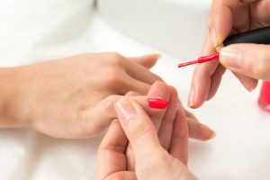 How do I choose the right nail course for my goals?